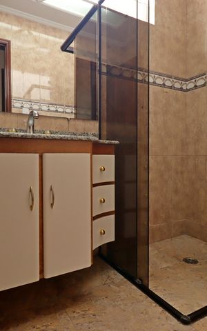 Casa para alugar com 238m², 3 quartos e 2 vagasBanheiro 1
