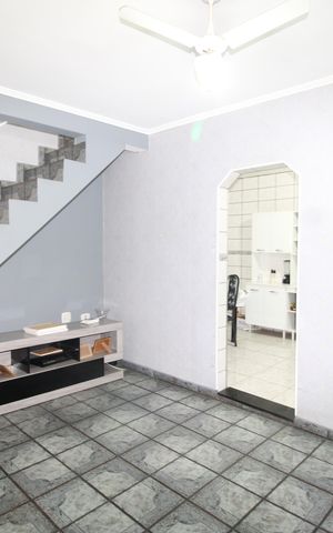 Casa para alugar com 50m², 2 quartos e 2 vagasSala