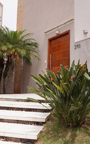 Casa de condomínio para alugar com 280m², 3 quartos e 2 vagasFachada