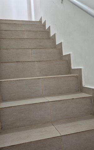 Apartamento à venda com 86m², 2 quartos e 1 vaga Apartamento à venda com 86m², 2 quartos e 1 vagaEscada