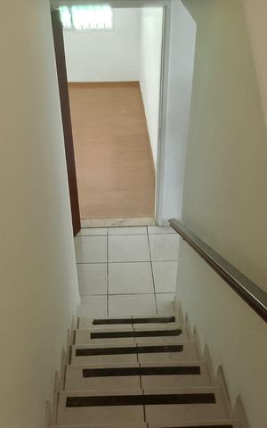 Casa de condomínio para alugar com 380m², 3 quartos e 4 vagas Casa de condomínio para alugar com 380m², 3 quartos e 4 vagasEscada