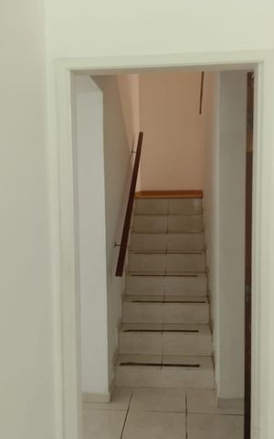 Casa de condomínio para alugar com 380m², 3 quartos e 4 vagas Casa de condomínio para alugar com 380m², 3 quartos e 4 vagasEscada