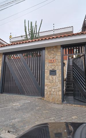 Casa para alugar com 300m², 3 quartos e 5 vagasFachada