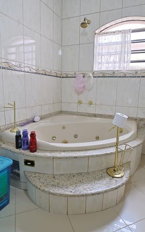 Casa para alugar com 300m², 3 quartos e 5 vagasBanheiro do Quarto 1