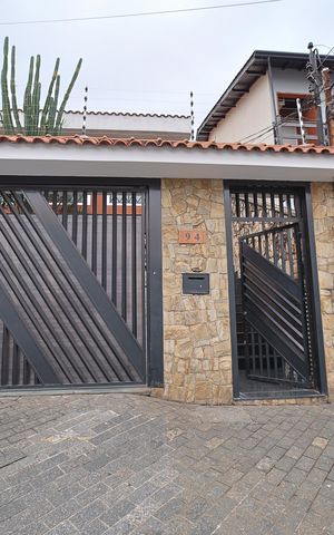 Casa para alugar com 300m², 3 quartos e 5 vagasFachada