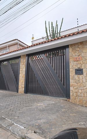 Casa para alugar com 300m², 3 quartos e 5 vagasFachada
