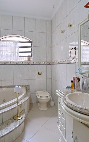Casa para alugar com 300m², 3 quartos e 5 vagasBanheiro do Quarto 1