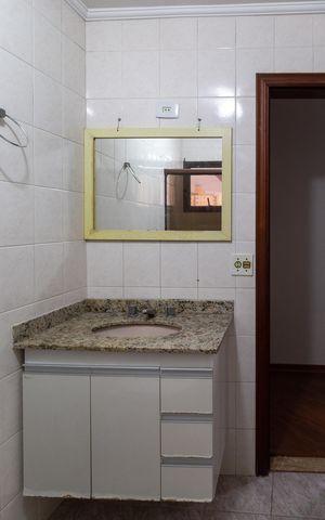 Apartamento para alugar com 130m², 3 quartos e 4 vagasBanheiro do Quarto 1 suíte