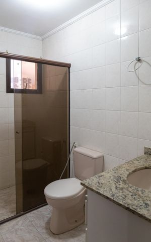 Apartamento para alugar com 130m², 3 quartos e 4 vagasBanheiro do Quarto 1 suíte