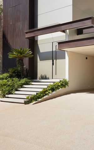 Casa de condomínio à venda com 516m², 5 quartos e 6 vagas Casa de condomínio à venda com 516m², 5 quartos e 6 vagasÁrea externa