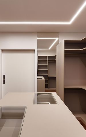 Casa de condomínio à venda com 516m², 5 quartos e 6 vagas Casa de condomínio à venda com 516m², 5 quartos e 6 vagasCloset