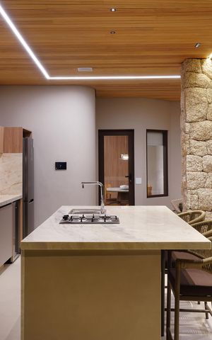 Casa de condomínio à venda com 516m², 5 quartos e 6 vagas Casa de condomínio à venda com 516m², 5 quartos e 6 vagasCozinha