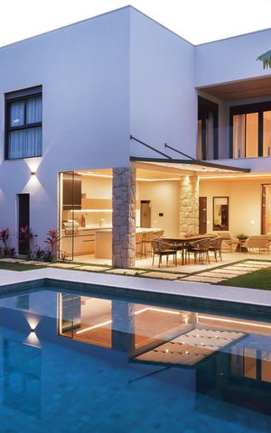 Casa de condomínio à venda com 516m², 5 quartos e 6 vagas Casa de condomínio à venda com 516m², 5 quartos e 6 vagasÁrea externa