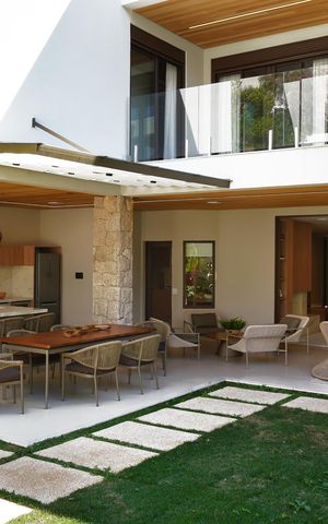 Casa de condomínio à venda com 516m², 5 quartos e 6 vagas Casa de condomínio à venda com 516m², 5 quartos e 6 vagasÁrea externa