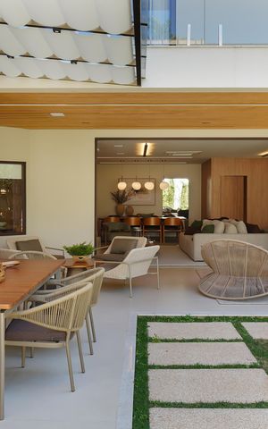 Casa de condomínio à venda com 516m², 5 quartos e 6 vagas Casa de condomínio à venda com 516m², 5 quartos e 6 vagasÁrea externa