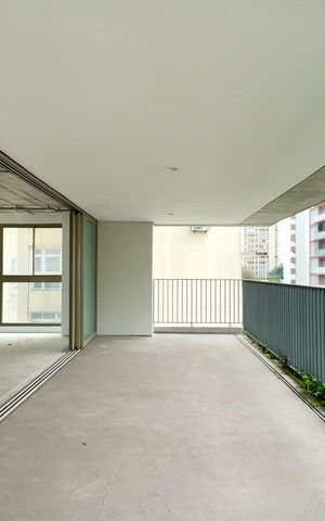 Apartamento à venda com 275m², 3 quartos e 3 vagas Apartamento à venda com 275m², 3 quartos e 3 vagasVaranda da sala