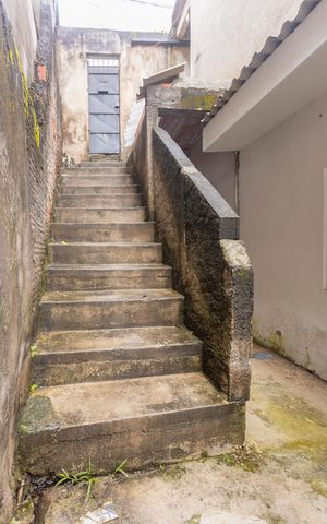 Casa à venda com 100m², 2 quartos e 2 vagasEscada