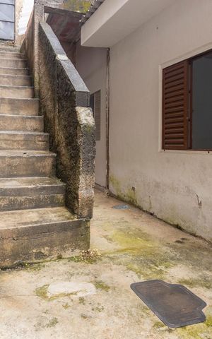 Casa à venda com 100m², 2 quartos e 2 vagasEscada