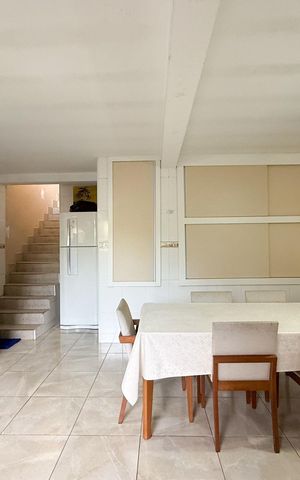 Casa à venda com 130m², 2 quartos e 2 vagasSala e cozinha