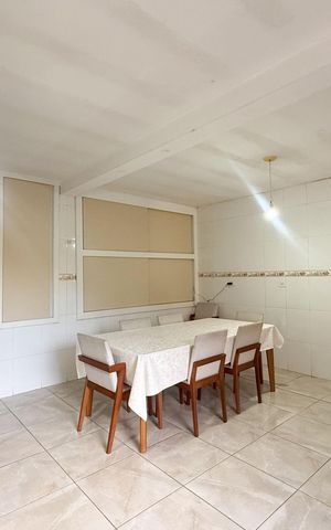 Casa à venda com 130m², 2 quartos e 2 vagasSala e cozinha