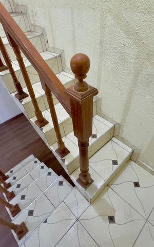 Casa à venda com 286m², 6 quartos e 2 vagasEscada casa 3