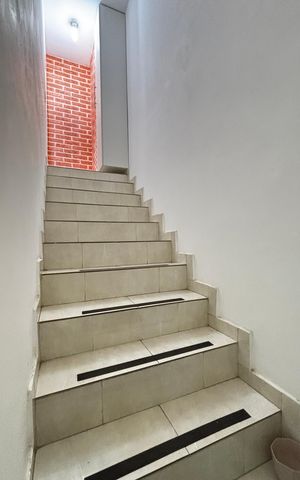 Apartamento à venda com 100m², 2 quartos e 1 vaga Apartamento à venda com 100m², 2 quartos e 1 vagaEscada