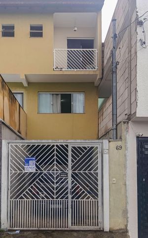 Casa à venda com 113m², 2 quartos e 2 vagas Casa à venda com 113m², 2 quartos e 2 vagasFachada