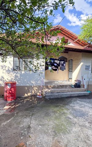 Casa à venda com 180m², 5 quartos e 4 vagas Casa à venda com 180m², 5 quartos e 4 vagasQuintal