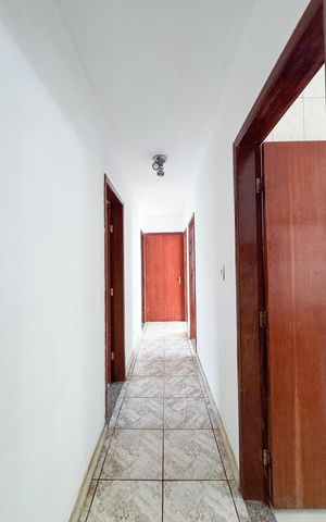 Casa à venda com 180m², 5 quartos e 4 vagas Casa à venda com 180m², 5 quartos e 4 vagasCorredor
