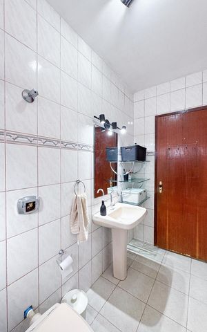 Casa à venda com 180m², 5 quartos e 4 vagas Casa à venda com 180m², 5 quartos e 4 vagasBanheiro Social