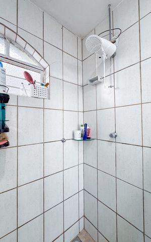 Casa à venda com 180m², 5 quartos e 4 vagas Casa à venda com 180m², 5 quartos e 4 vagasBanheiro Suite