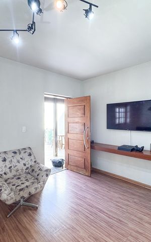 Casa à venda com 180m², 5 quartos e 4 vagas Casa à venda com 180m², 5 quartos e 4 vagasSala
