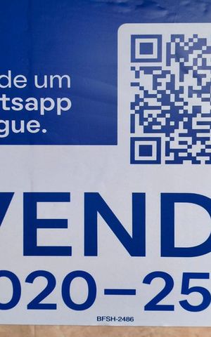 Casa à venda com 100m², 4 quartos e 5 vagas Casa à venda com 100m², 4 quartos e 5 vagasFachada