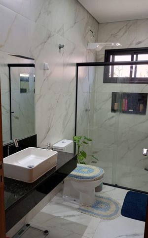 Casa à venda com 160m², 3 quartos e 2 vagas Casa à venda com 160m², 3 quartos e 2 vagasBanheiro
