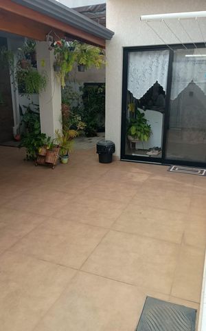 Casa à venda com 160m², 3 quartos e 2 vagas Casa à venda com 160m², 3 quartos e 2 vagasÁrea externa