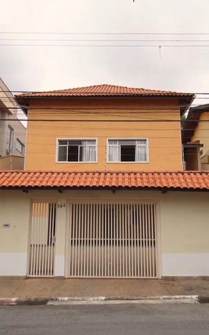 Casa à venda com 248m², 3 quartos e 6 vagas Casa à venda com 248m², 3 quartos e 6 vagasFachada