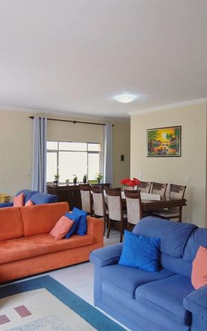 Casa à venda com 248m², 3 quartos e 6 vagas Casa à venda com 248m², 3 quartos e 6 vagasSala