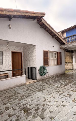 Casa à venda com 235m², 7 quartos e 6 vagas Casa à venda com 235m², 7 quartos e 6 vagasGaragem/ quintal