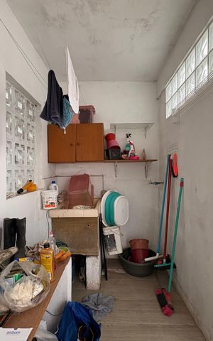 Casa à venda com 235m², 7 quartos e 6 vagas Casa à venda com 235m², 7 quartos e 6 vagasLavanderia