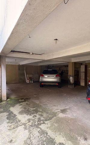 Casa à venda com 235m², 7 quartos e 6 vagas Casa à venda com 235m², 7 quartos e 6 vagasGaragem