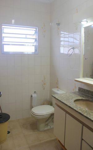Casa à venda com 250m², 3 quartos e 2 vagasBanheiro social 