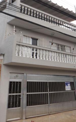 Casa à venda com 240m², 4 quartos e 2 vagasFachada