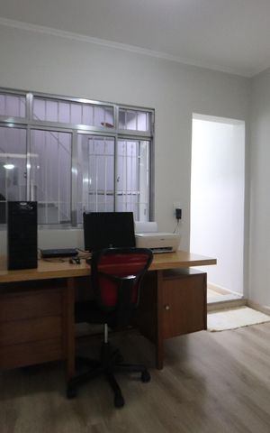Casa à venda com 240m², 4 quartos e 2 vagasEscritório