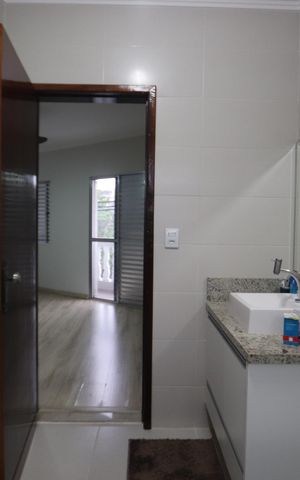 Casa à venda com 240m², 4 quartos e 2 vagasBanheiro da Suíte
