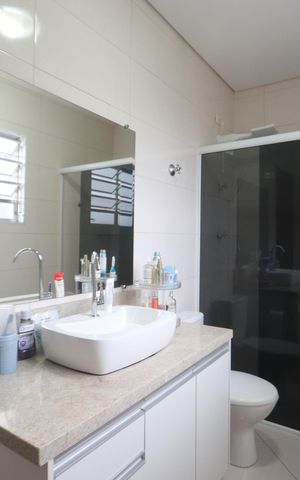 Casa à venda com 240m², 4 quartos e 2 vagasBanheiro