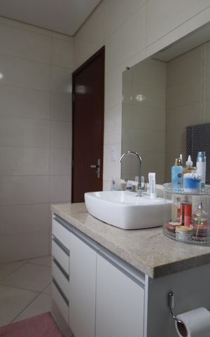 Casa à venda com 240m², 4 quartos e 2 vagasBanheiro