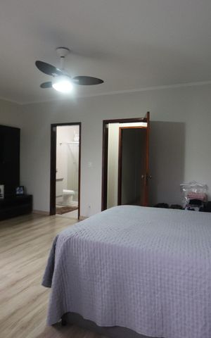 Casa à venda com 240m², 4 quartos e 2 vagasSuíte