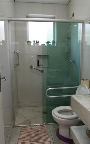 Casa para alugar com 420m², 5 quartos e 3 vagasBanheiro 4
