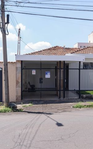 Casa para alugar com 250m², 3 quartos e 4 vagasFachada