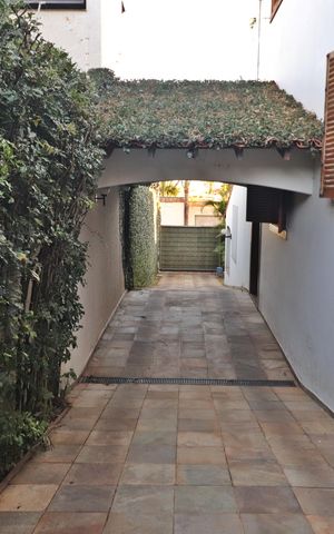 Casa para alugar com 673m², 4 quartos e 6 vagasGaragens